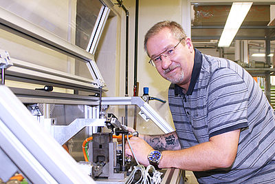 Foto eines Mitarbeiters an einer Testmaschine