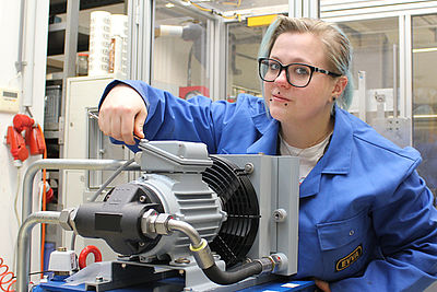 Foto einer EVVA-Mitarbeiterin aus der Automatisierungstechnik