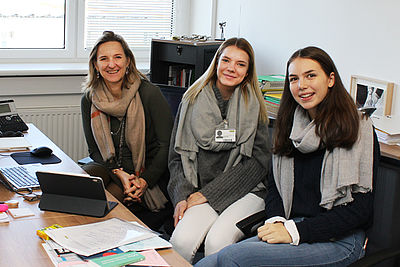 Photo of 2 students visiting EVVA owner Nicole Ehröich-Adám