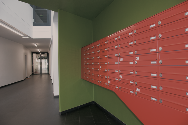 Hausbrieffachanlage rot, Wohnbau
