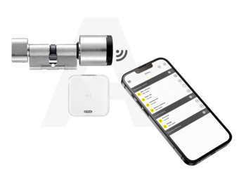 [Translate to NL:] AirKey-Zylinder, Wandleser und Smartphone vor Buchstabe A